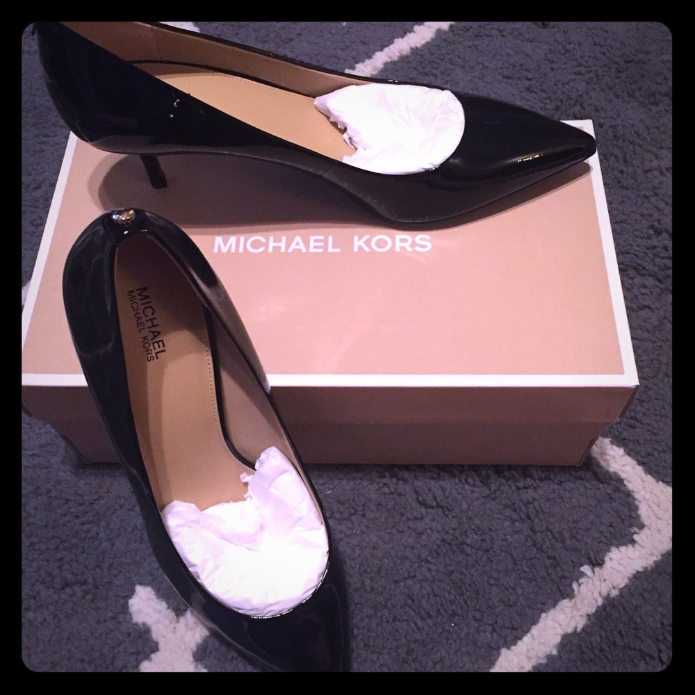 BRAND NEW SZ 10 MK Black Patent Kitten Pump